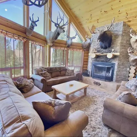 Trophy Room Retreat - Large Lodge Sleeps Up To 15